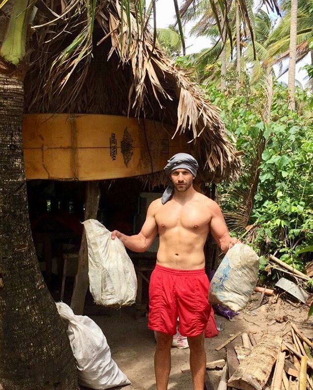 redacremus's tweet photo. Part 2: The amount of rubbish he picked up in less than 5 minutes. #BestMoment Join 5 minute beach clean up. You can get some sun and have some fun! https://t.co/cMOIaKwhiM https://t.co/HMsPAELVJz