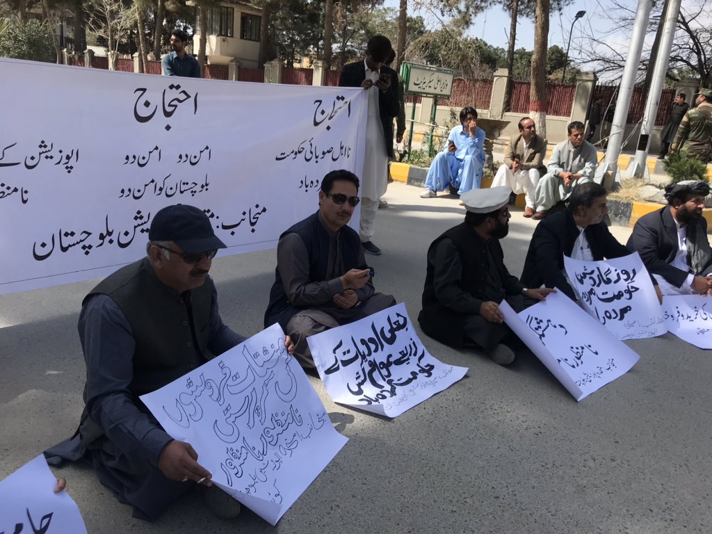 Govt is fiddling while #Balochistan is  burning. 

Oppossition MPAs protesting in front of CM office against Govt’d apathy towards worsening crisis of governance including #Law&amp;Order #Suicides #HealthCrisis #EducationCrisis #cronavirus #FakeMedicine #Drugs