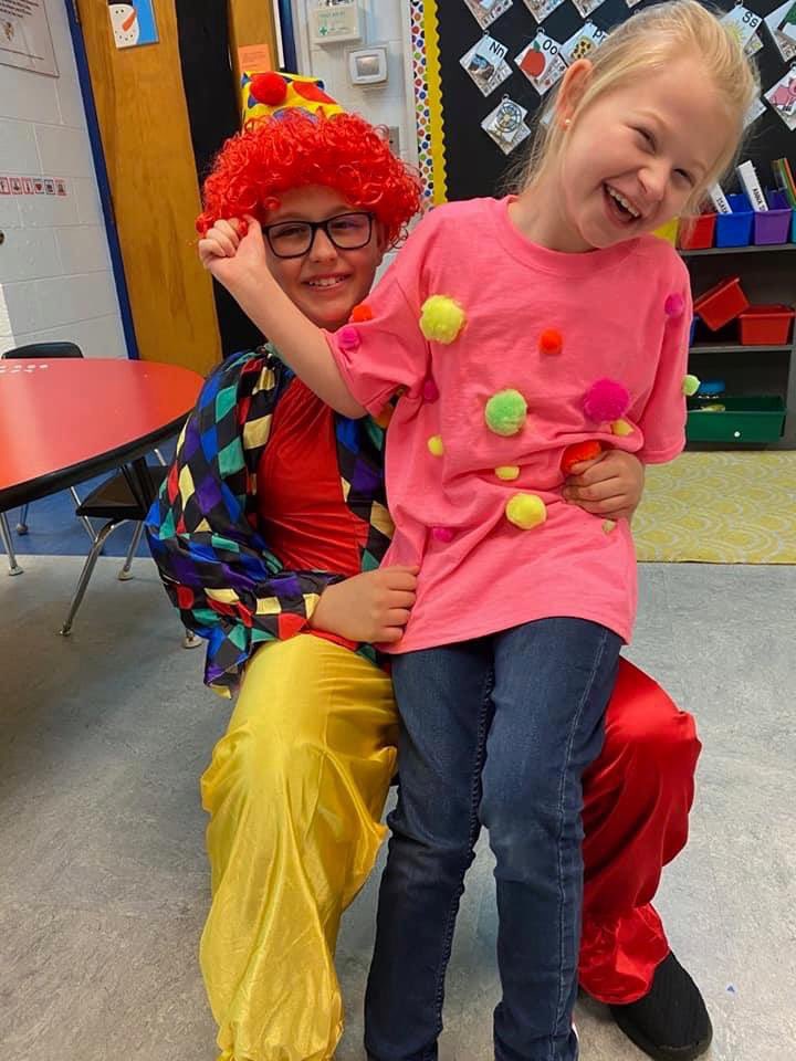 HarpersHope1's tweet photo. My 5th grade brother dressed up like a clown to escort me through the 1st grade school play!!! 
🤡🙈🎪🤡🙈🎪🤡🙈🎪

#hesakeeper #harpershope #savetheedate #June6 https://t.co/2LfE33sK18