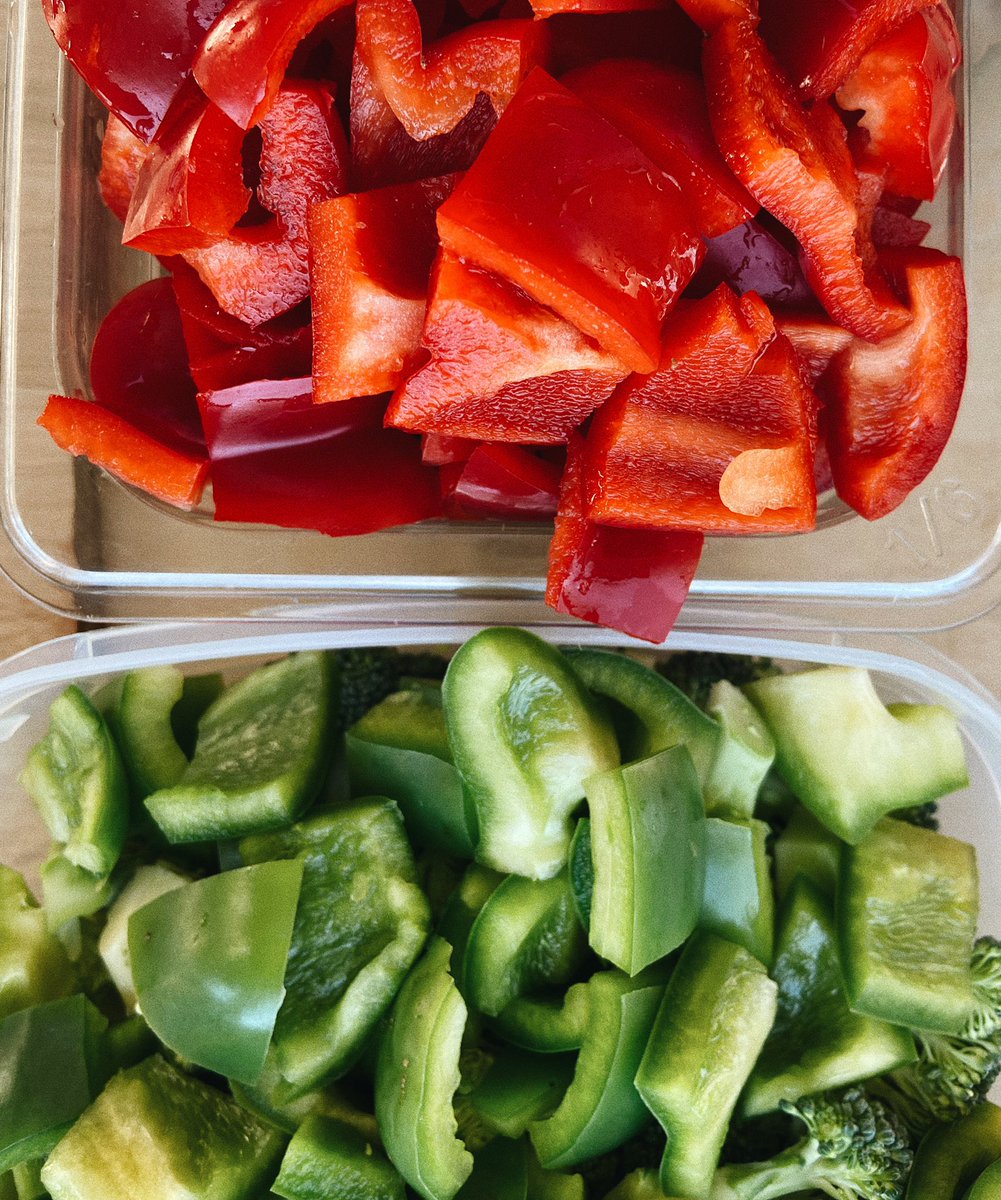 Sweet n sour veg is this weeks Friday Spesh, with fluffy rice, sesame seeds, springos and chilliiii 🌶