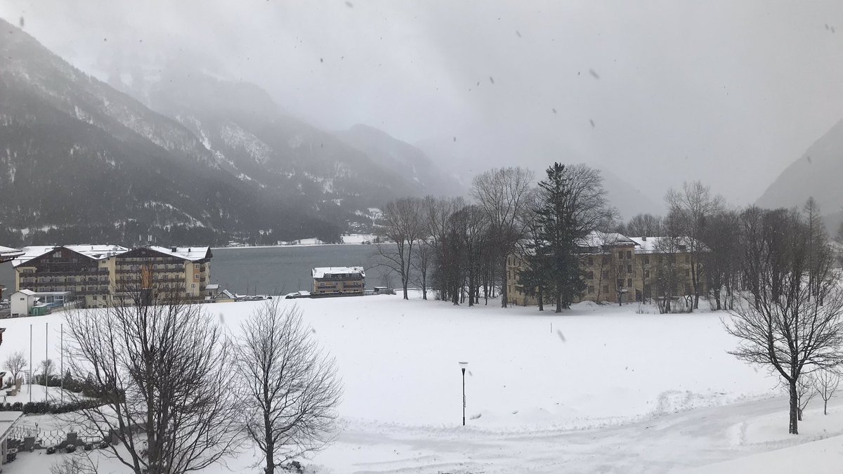 rossmackenzie's tweet image. I’m going to miss this morning view. #stillsnowing #pertisau