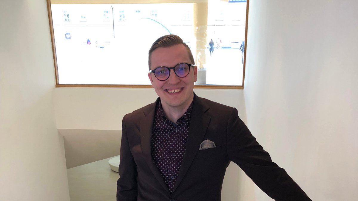 krea_haagahelia's tweet photo. ”Verkostoitumisen sijaan on tärkeää luoda suhteita”, ohjeisti @JariViljemaa #FutureForerunners-tapahtumassa tällä viikolla. Hyvä ohjelma ja Krean tekemä markkinointi houkuttivat 450 nuorta oppimaan mm. henkilöbrändistä, empatiasta ja itsensä johtamisesta. #KreaHH #haagahelia https://t.co/fIwJb615mC