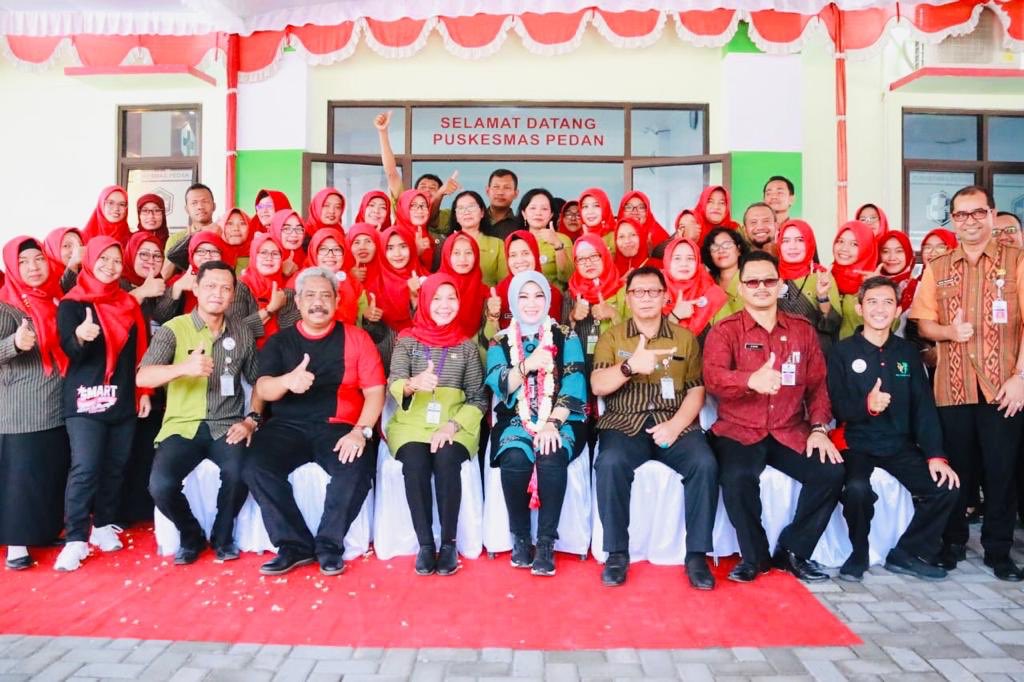 pemkab_klaten's tweet photo. Bupati Klaten @YaniSunarno Meresmikan puskesmas Pedan
saat sambang puskesmas se-eks kawedanan Pedan dengan tema "Generasi kereen itu, cegah stunting"
Di sela acara Bupati Tiktokan bareng generasi2 millenial, Kamis (28/02)
#klatenkeren https://t.co/YzWUi2cZ0u