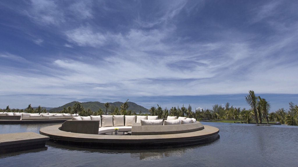 HwebMedia's tweet photo. The #Westin Blue Bay #Resort
🤍 Sanya
#Minimalist modernist design style hotel. When you entering the lobby, you will see the scenery of the front line of the sea and sky. 👛The refreshing breath brings you to switch to #vacation mode in an instant.🌌 https://t.co/b1HeMh2hlb