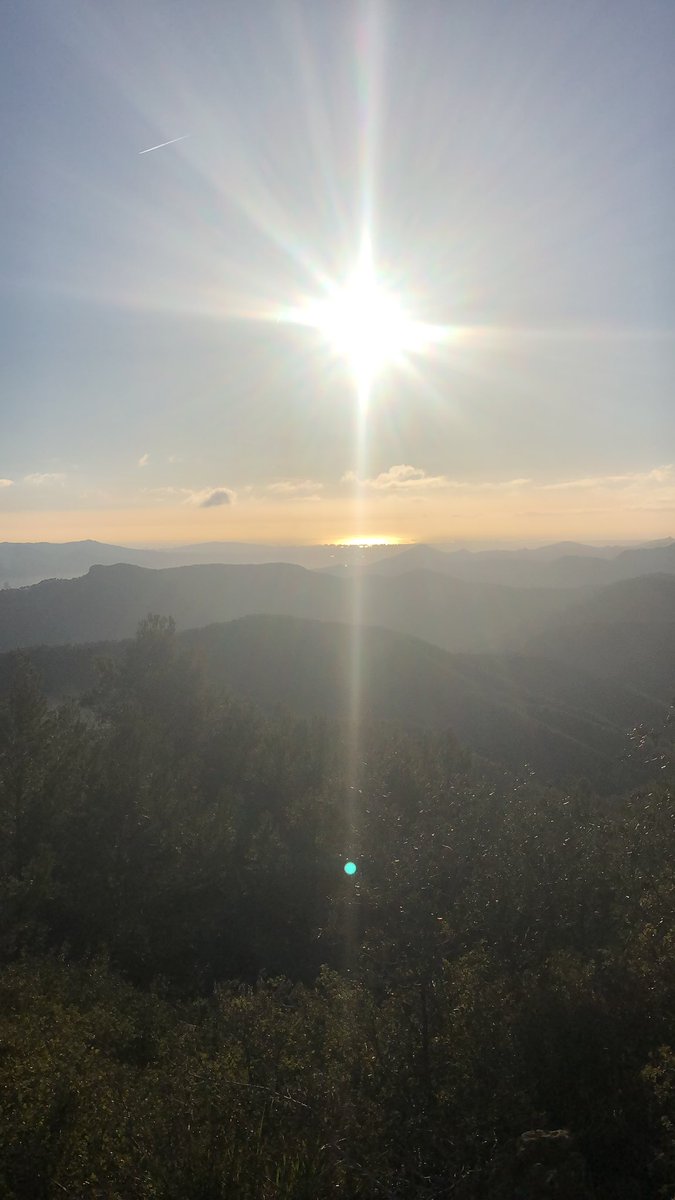MarcosMeijide's tweet photo. Bon dia!! Avui des del Puig d’Agulles i amb el Sol sobre #Barcelona... https://t.co/Wz3wS9I6Hz