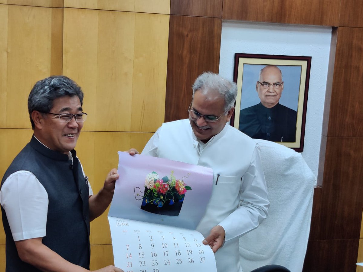 bhupeshbaghel's tweet photo. जापान के काउंसलेट जनरल मिशियो हरादा से आज विधानसभा स्थित मेरे कक्ष में मुलाक़ात हुई।

मैंने उनसे अनुरोध किया है कि जापान को छत्तीसगढ़ में बौद्ध पर्यटन बढ़ाने और औद्योगिक निवेश पर विचार करना चाहिए। https://t.co/tLCI50B5Cy