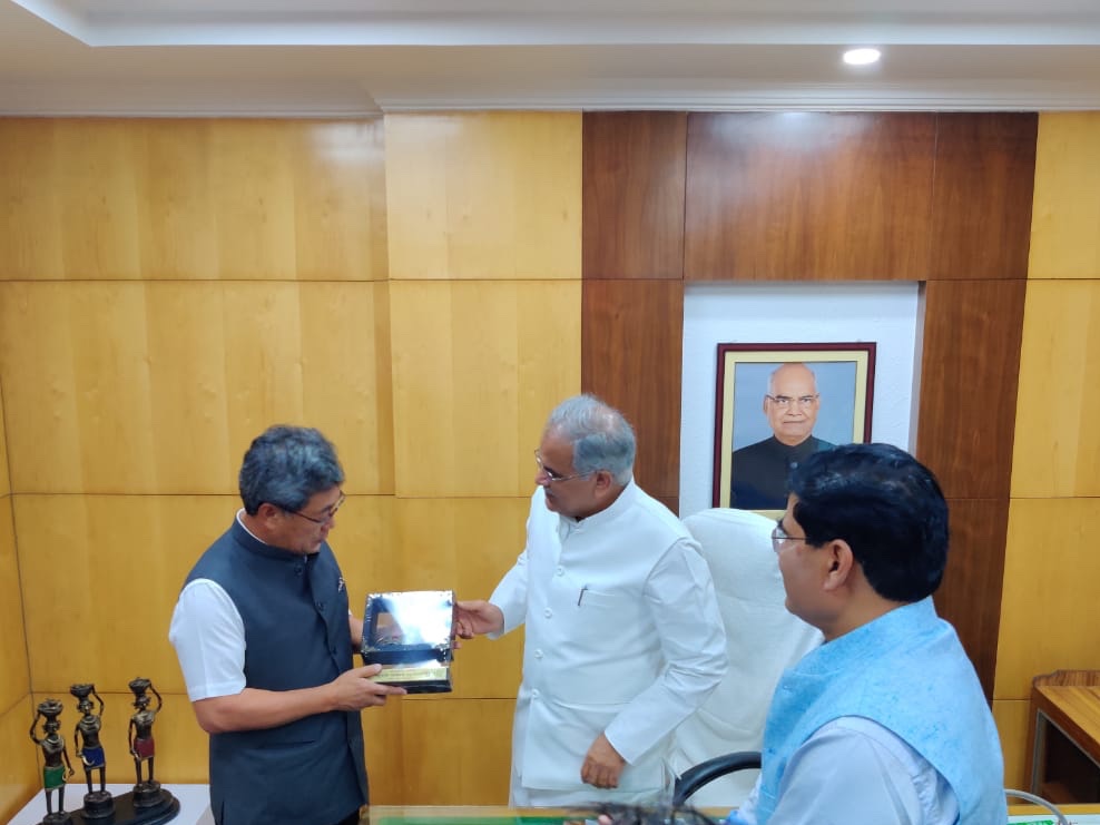 bhupeshbaghel's tweet photo. जापान के काउंसलेट जनरल मिशियो हरादा से आज विधानसभा स्थित मेरे कक्ष में मुलाक़ात हुई।

मैंने उनसे अनुरोध किया है कि जापान को छत्तीसगढ़ में बौद्ध पर्यटन बढ़ाने और औद्योगिक निवेश पर विचार करना चाहिए। https://t.co/tLCI50B5Cy