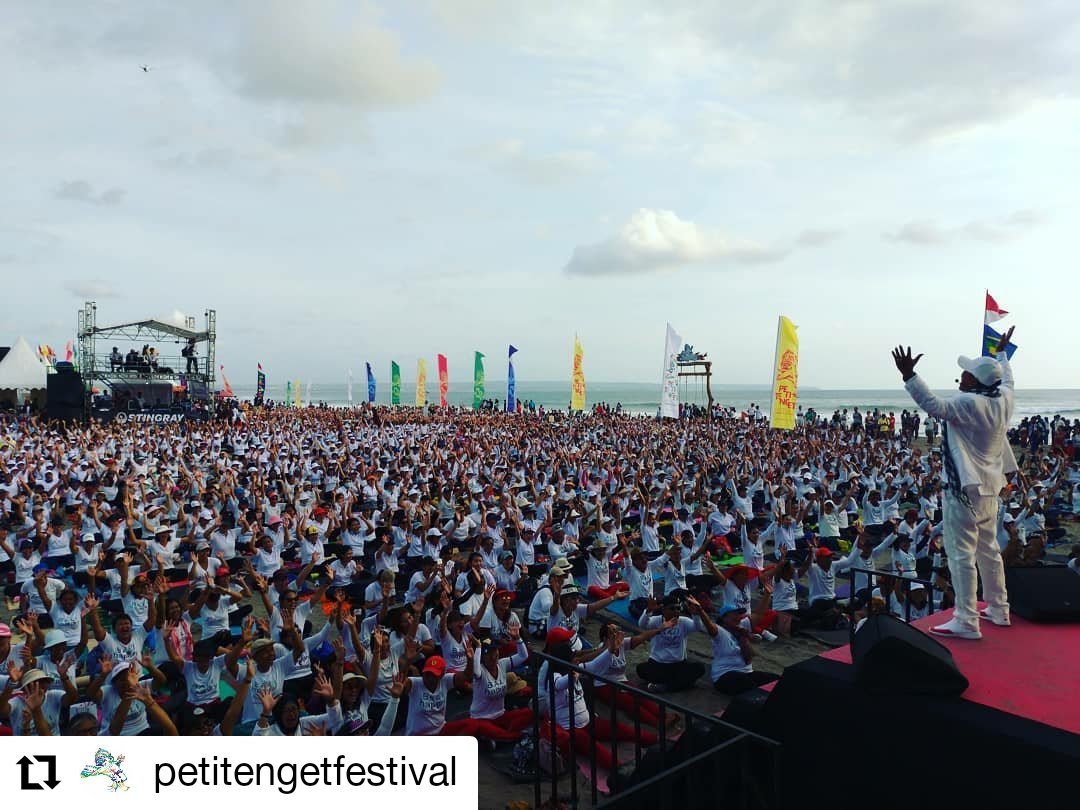 petitengetfest's tweet photo. Yoga Ketawa #throwback 
#petitengetfestival #yoga #yogaketawa #kerobokan #petitenget #bali https://t.co/bsUY7gtYDN
