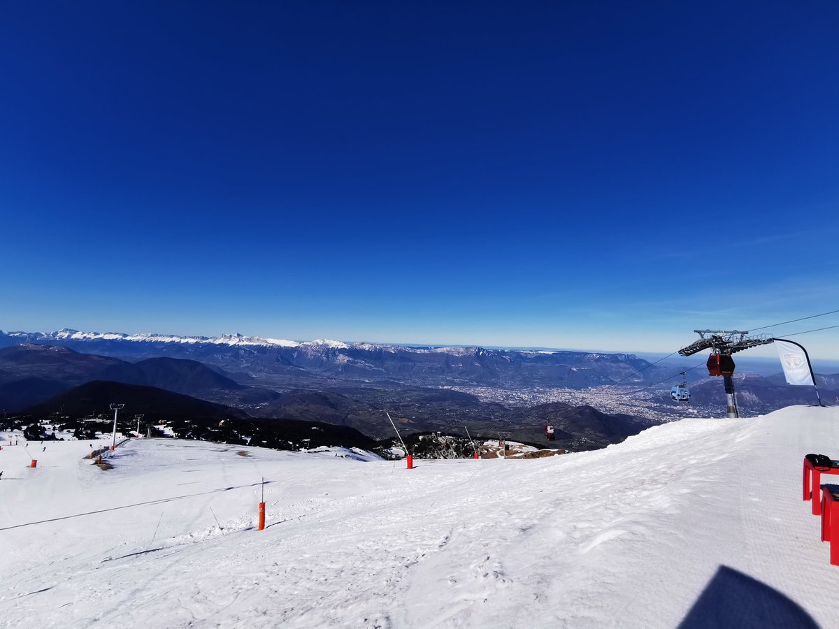 rvdkimmenade's tweet photo. Zo na enerverend avondje EL voetbal nog een dagje op de skies in heerlijk Chamrousse. #lasaz #Ajaget #EL #ski #france https://t.co/rhCzgIOINz