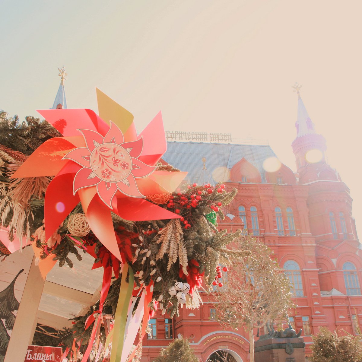 Уже успели наесться блинов?

На Манежной площади сейчас во всю проходят народные гуляния, где их можно попробовать. Если фестивали вам не по душе, ищите, где поесть вкусные блинчики в приложении Я.Карт ❤️