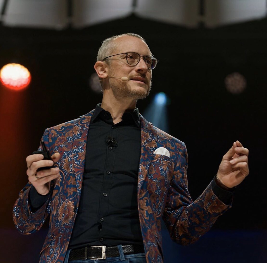 DrJohannesHartl's tweet image. Menschen können nicht ohne Schönheit leben. In der Moderne reduzieren wir alles auf seine Funktion und verlieren dadurch Essentielles. In meinem Vortrag bei #LK20 skizzierte ich gestern 3 Ansätze zu einer „Ökologie der Schönheit“. (Graphic recording von Corinna Schubert):