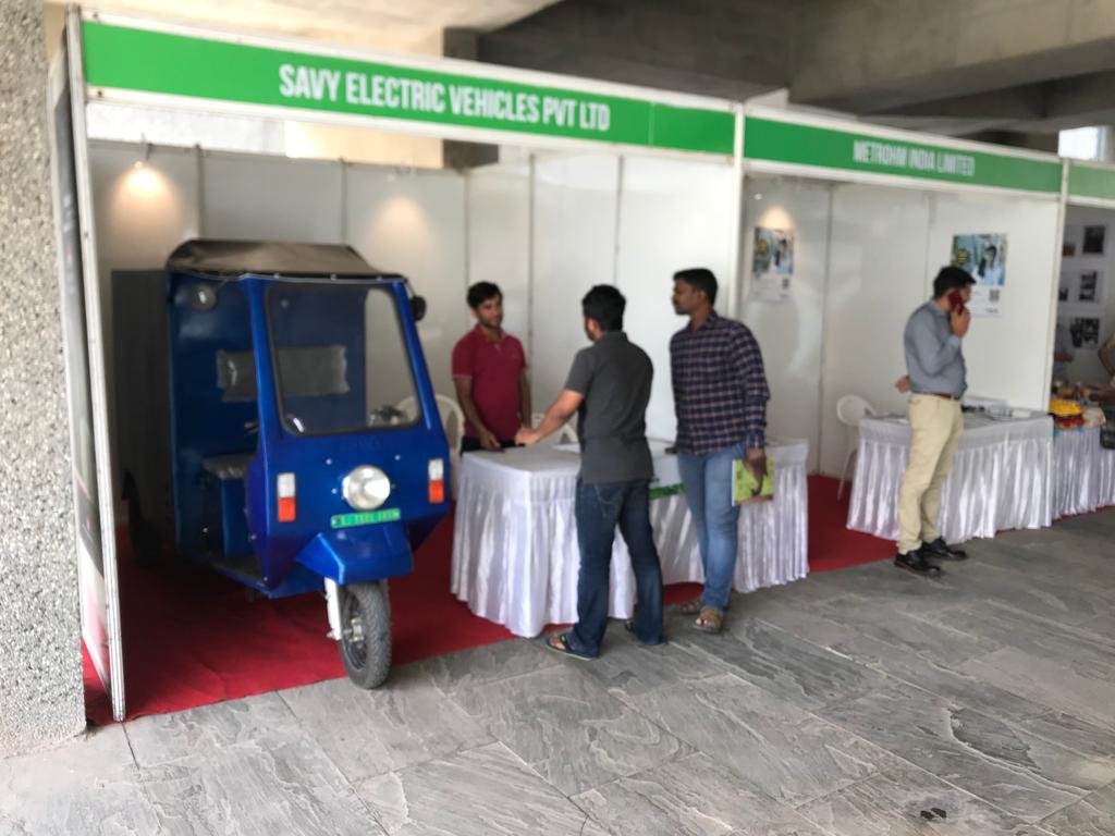savygreentech's tweet photo. Savë presents SUSTAINABILITY FAIR at IIT Gandhinagar.

#saveeIndia #ElectricVehicles #roadTransport #eloaders #ecarts #campusCarts #golfCarts #erickshaw #technology #electricandhybridvehicles #india 

https://t.co/EzFsNzNGlR https://t.co/PfEpSOu9Gs