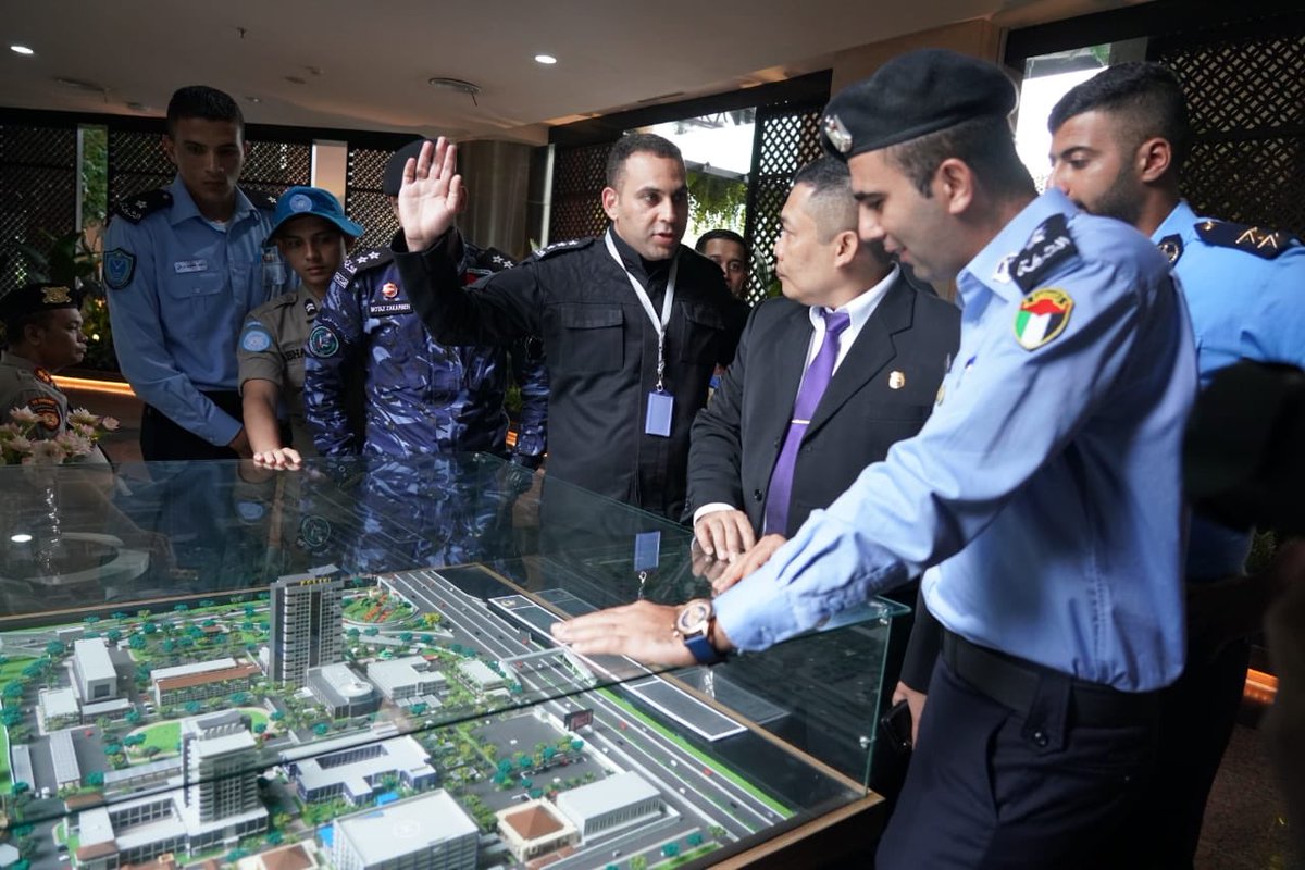 KSTKemlu's tweet photo. Peserta juga berkesempatan mengunjungi instalasi Dit Cyber Crime dan Command Center @poldametrojaya #IniDiplomasi #Palestina #KSSIndonesia https://t.co/BRcCMRrBjq