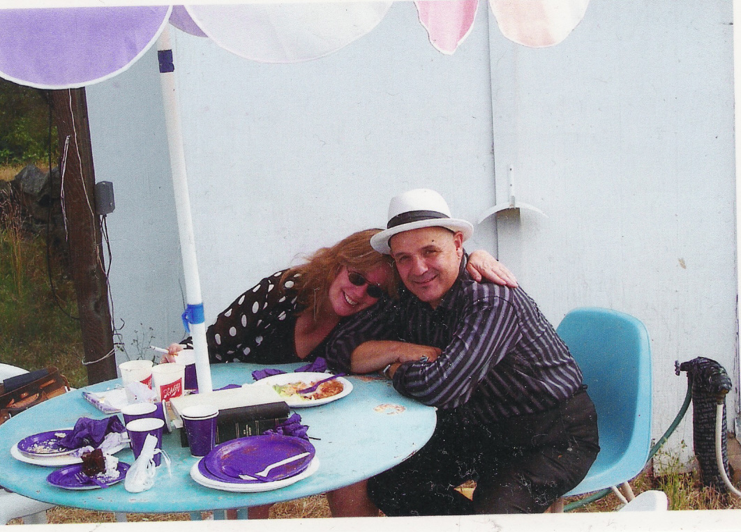 DUPONTPLUS's tweet image. #RonThompson 
Found this old picture Ron sent me 15? years ago in a Christmas card-I think the woman was Jackie
RIP you wonderful, magic, music driven dynamo♥️🌹♥️