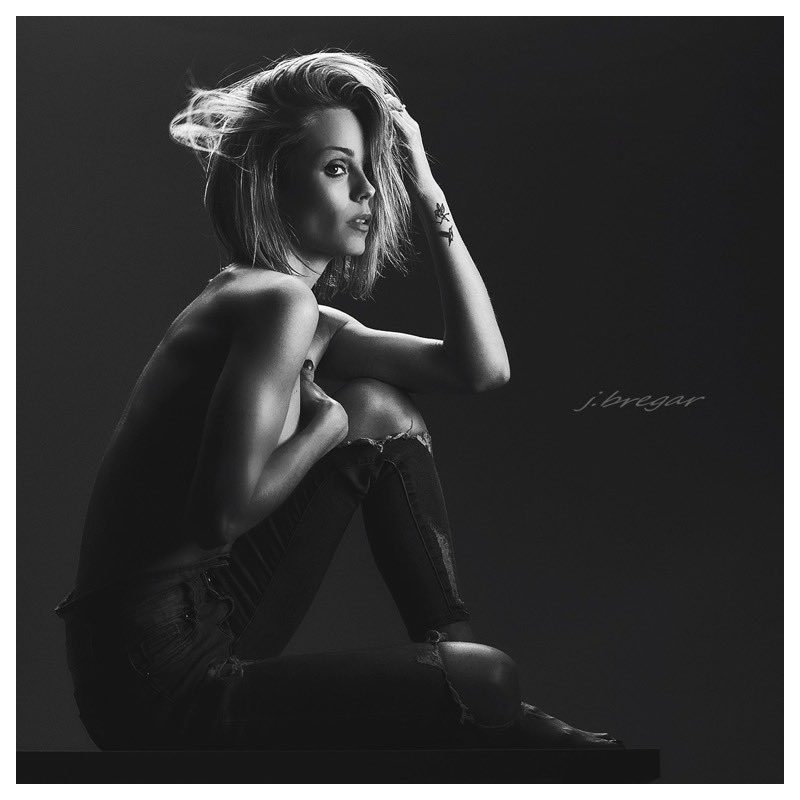 Laura Vandervoort Coates tweet media