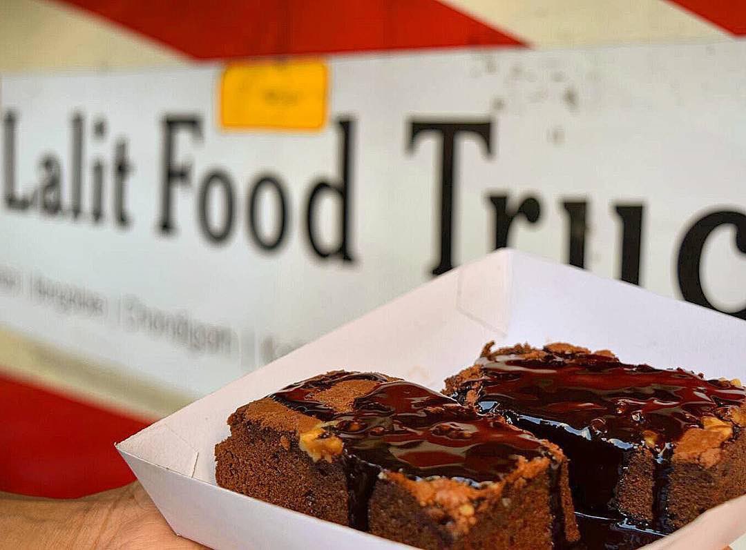 TheLalitFTC's tweet photo. For a sweet weekend ahead 🍫 😋

#TheLalitFTC #SweetFridays #ChocolateBrownies https://t.co/dca29X7kSM
