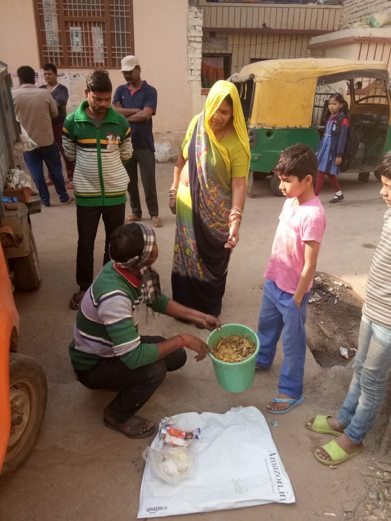 GSwachh's tweet photo. ग्वालियर के विभिन्न वार्डो में सुपरवाइजर के माध्यम से आईईसी गतिविधि की गई, जिसमें लोगो को स्वच्छता अभियान के तहत सूखे एवं गीले कचरे के बारे में समझाया गया।साथ ही लोगों को कचरा वाहन में कचरा डालने के लिए प्रेरित भी किया गया ।  
#SwachhSurvekshan2020
#SwachhSurvekshan2020Gwalior https://t.co/iCL3z4Q24r