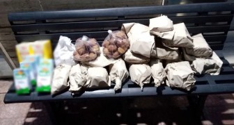 PRECIOSOS GESTOS DE SOLIDARIDAD. Cada noche un panadero deja sobre un banco el pan no vendido y otros alimentos para las personas en dificultad.
¡HAGAMOS NOSOTR@S LO MISMO!