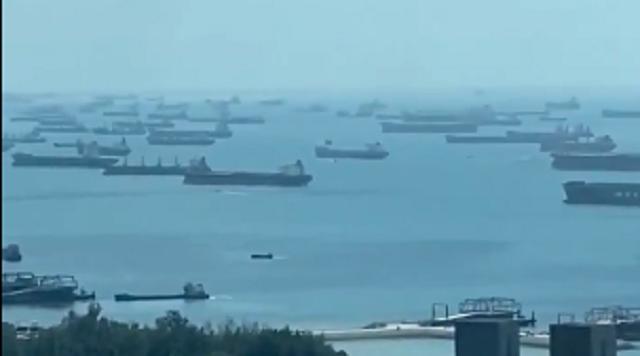 DSLpaca's tweet photo. Des pétroliers à perte de vue ! Le coronavirus provoque des embouteillages monstres de tankers sur la côte asiatique !
https://t.co/QXDwZgJOP4 https://t.co/OsYgRSayLM