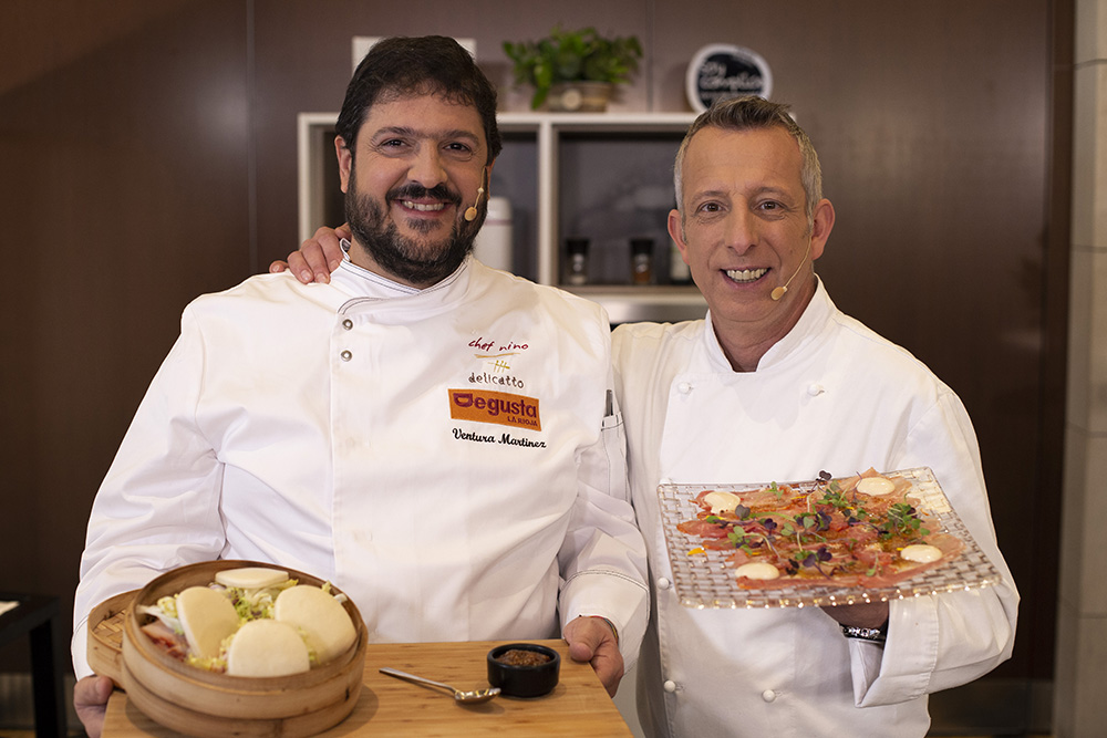 AutoUrbion's tweet image. A las 14:00h en @tvrioja, Ventura y Gabi nos preparan dos platos a base de lomo de cerdo: roast pig y carpaccio de lomo de cerdo. Hablarán del #nuevoRenaultZOE.

#degusta #venturamartinez #gabiperez #lacocinadeventura #programagastronomico  #recetasfaciles