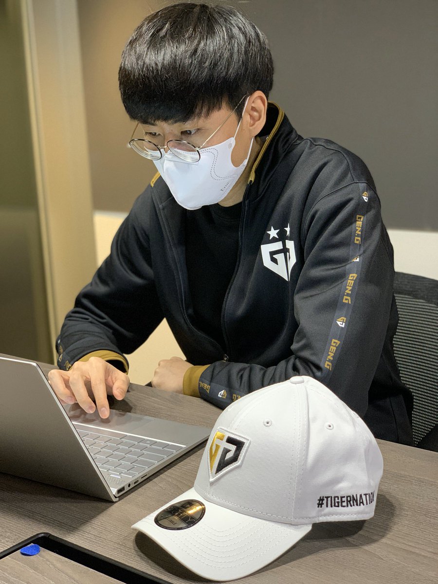 GenG_KR's tweet photo. PUBG팀의 @koreaAqua5 선수가 루리웹 AMA에 직접 답변하고 있습니다!
Aqua5 선수에게 궁금하신 점이 있다면 지금 바로 밑 링크로 접속해서 댓글 남겨주세요!🙋♂️🙋♀️
🔗: https://t.co/mVwtjSTAD5
#GenG #PUBG #Ruliweb #AMA #젠지_새모자는_선물 #TigerNation https://t.co/IM9w9JfnQZ