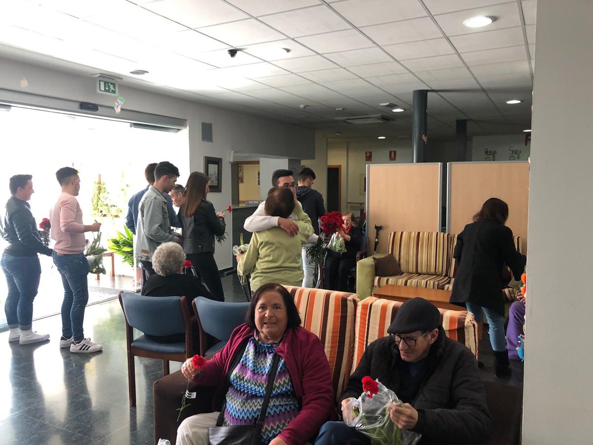 JsaBedmar's tweet photo. Reparto de desayunos andaluces y claveles en la residencia de ancianos. 

! FELIZ DÍA DE ANDALUCÍA ! https://t.co/7lW9cS6ffS