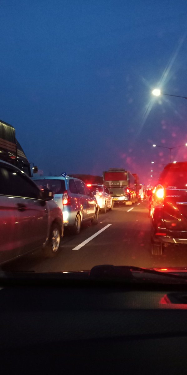 arikaddip's tweet photo. Tolnya mahaaal.. Macetnya tol jlbb dari rawa buaya sampai joglo dan lanjut sepertinya @TMCPoldaMetro @PTJASAMARGA https://t.co/nlvZtZpc9o