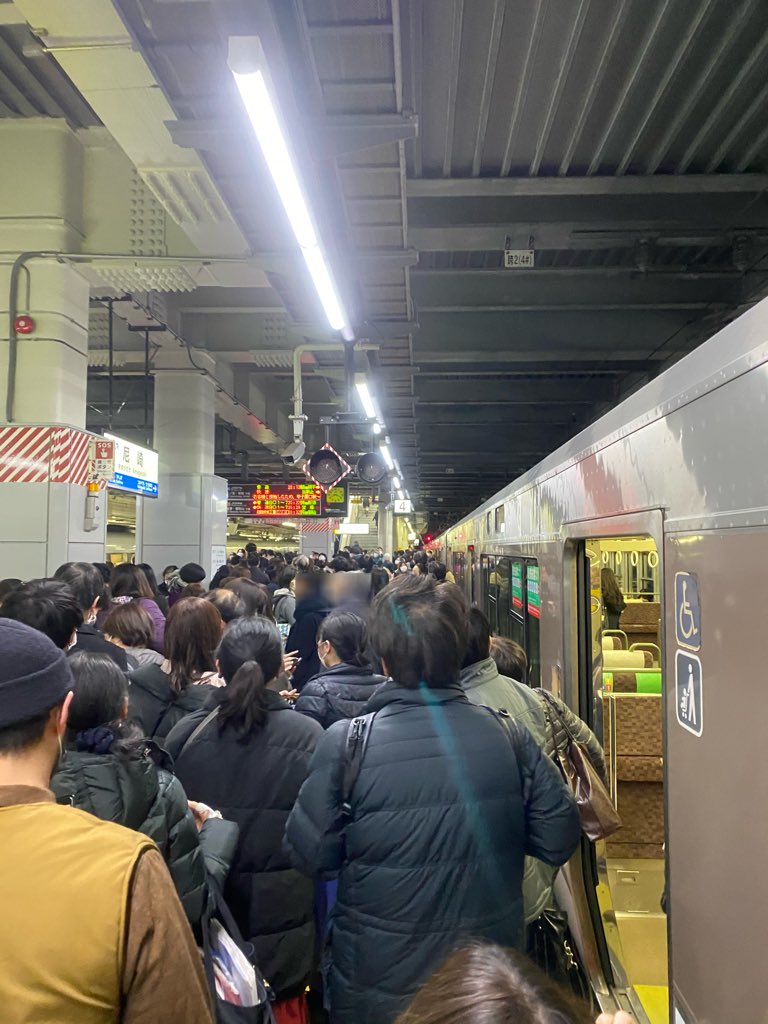 神戸線の西宮駅の人身事故で混雑している画像