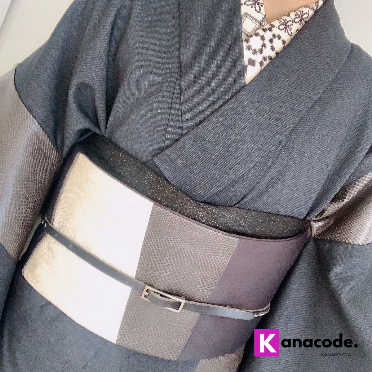 Kanacode1's tweet photo. ◉着物→撫松庵
スネークの型押しがパッチワークで施してある着物
◉帯→撫松庵
着物とお揃いのスネーク型押しの合皮の帯
◉帯締め→スタッズのついた細いベルト
◉帯揚げ→斉藤上太郎黒ラメ帯揚げ
#kanacode
#かなコーデ
#着物
#スネーク型押し
#着物と帯お揃い
#大田呉服店
#沼津
#撫松庵 https://t.co/zWDxsSmKfX