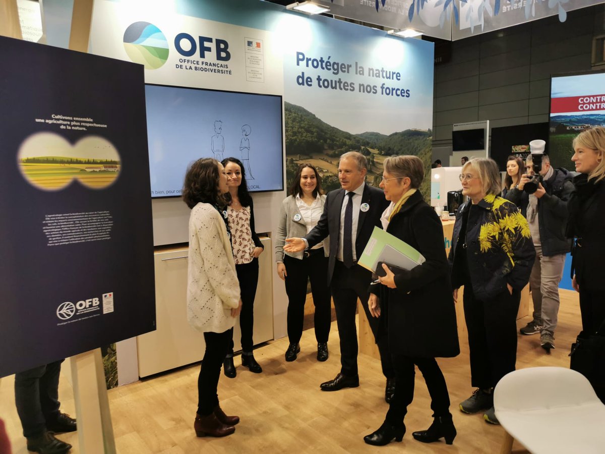 OFBiodiversite's tweet photo. Elisabeth Borne est venue, ce matin, rencontrer les agents de l'Office français de la biodiversité au Salon de d'Agriculture. #SIA2020 #OFB #biodiversité https://t.co/twkvM471PC