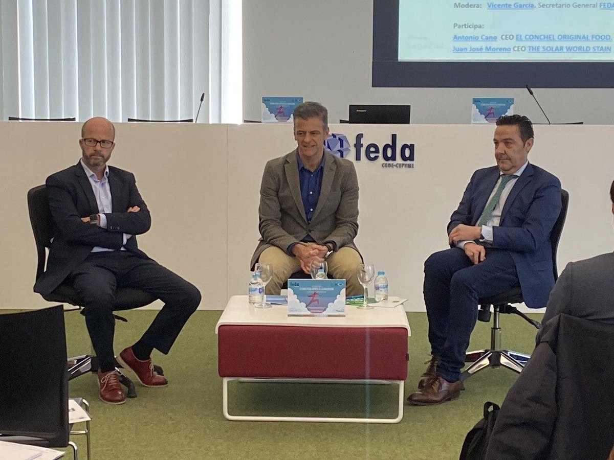 EmpresariosFEDA's tweet photo. En el #FEDAForoInversión, mesa de intercambio de experiencias con Antonio Cano, de @ElConchel, y Juan José Moreno, de @solar_ws. Modera @vincentgarm, secretario general de #FEDA. 
Con la colaboración de @BancoSabadell 
#FEDAInternacional #FEDAInversión #FEDAInnovación https://t.co/0y5q70SQDp