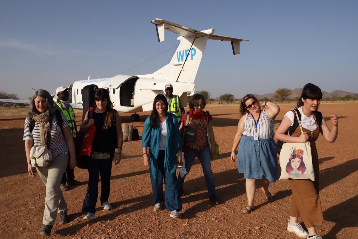 Entreculturas's tweet photo. "Os escribo estas palabras a las puertas del campo de refugiados de Djabal donde conviven 23.000 personas, el 52% niños/as" @RozalenMusic y @BeatrizRomeroLS ya han llegado a #GozBeida, tierra de frontera. Van a conocer nuestro programa #laluzdelasniñas https://t.co/NwznATv5MA https://t.co/bqYlY2hOa9
