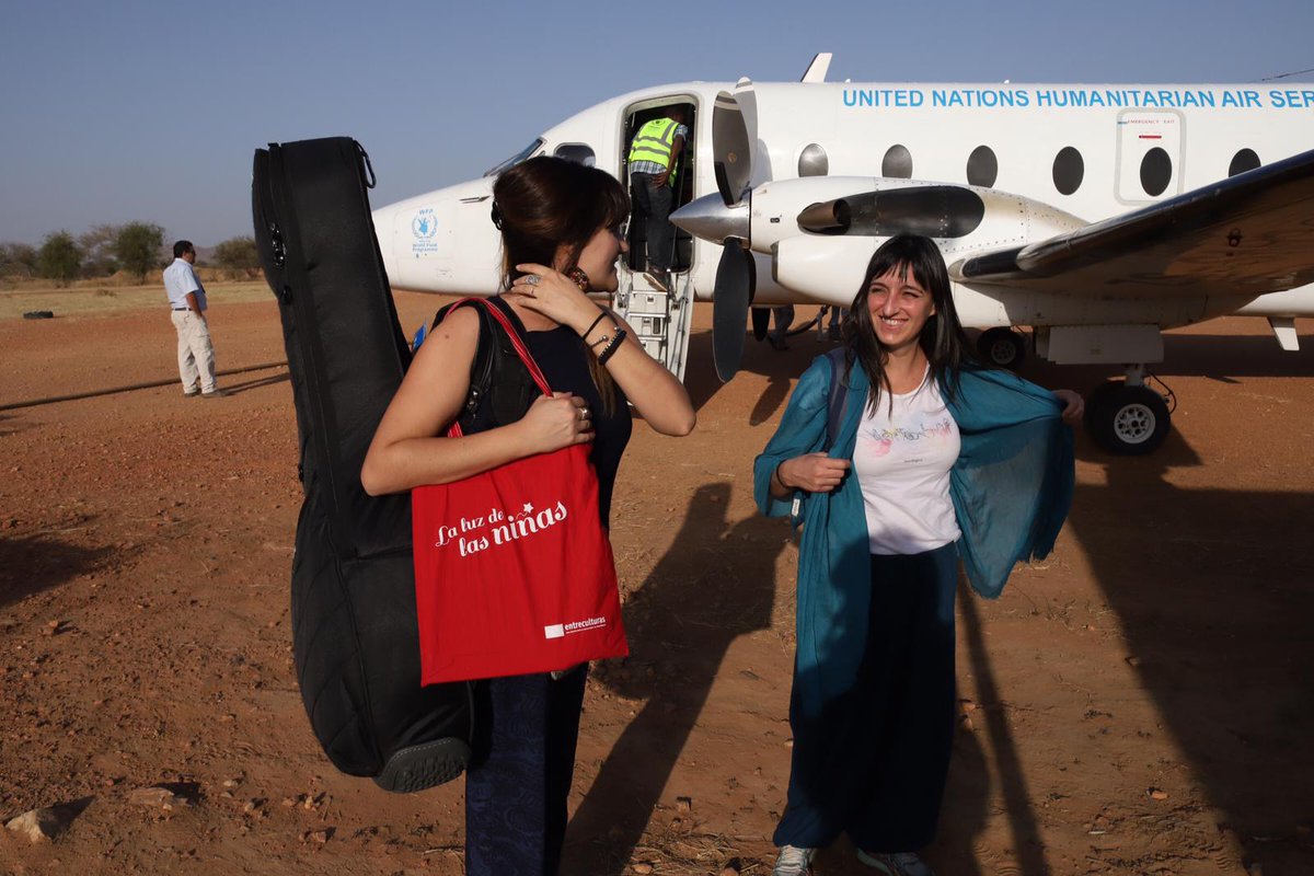 Entreculturas's tweet photo. "Os escribo estas palabras a las puertas del campo de refugiados de Djabal donde conviven 23.000 personas, el 52% niños/as" @RozalenMusic y @BeatrizRomeroLS ya han llegado a #GozBeida, tierra de frontera. Van a conocer nuestro programa #laluzdelasniñas https://t.co/NwznATv5MA https://t.co/bqYlY2hOa9