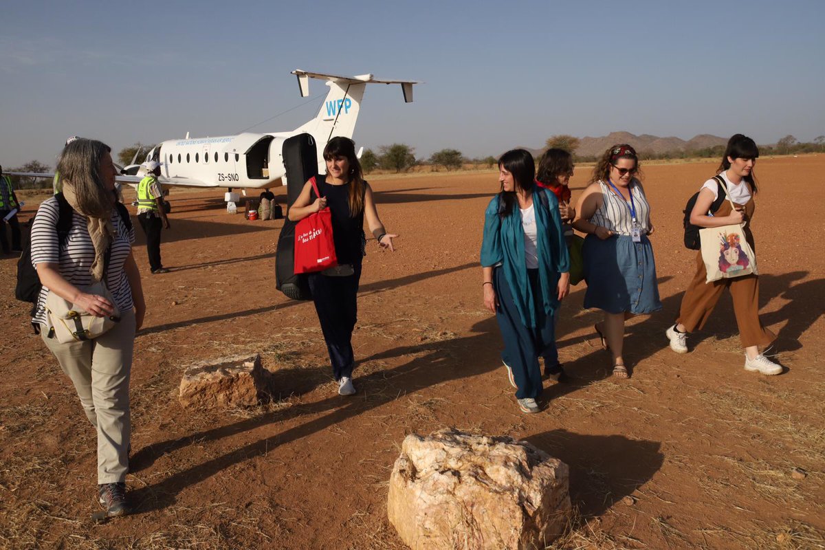 Entreculturas's tweet photo. "Os escribo estas palabras a las puertas del campo de refugiados de Djabal donde conviven 23.000 personas, el 52% niños/as" @RozalenMusic y @BeatrizRomeroLS ya han llegado a #GozBeida, tierra de frontera. Van a conocer nuestro programa #laluzdelasniñas https://t.co/NwznATv5MA https://t.co/bqYlY2hOa9