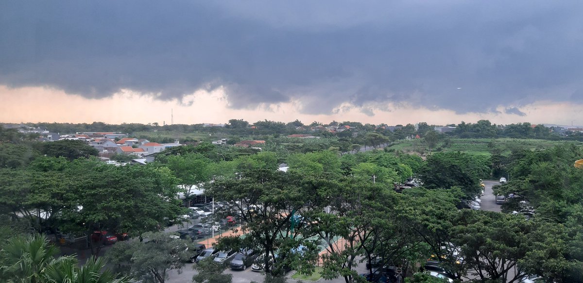 mc_riccy's tweet photo. Langit di atas Ciputra Waterpark @e100ss https://t.co/NDpU3psPqP