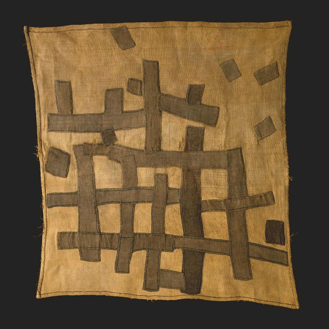 Réalisés sur commande pour le souverain, les tissus faisaient partie du trésor du palais chez les Kuba. Le tissage était l’affaire des hommes tandis que l’ornementation celui des femmes.
© Archives Fondation Dapper — Photo Hughes Dubois. #ntshak #tissu #artancien #FondationDapper