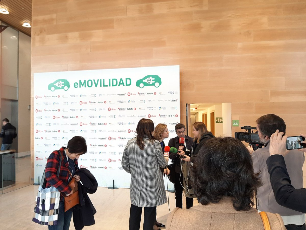 BilbaoUrban's tweet photo. Atendiendo hoy la jornada de #emovilidad sobre ciudades sostenibles pensadas para las personas en Torre @iberdrola @TuIberdrola @Bizkaia @AlfonsoGil @Ihobe_Eus @ClusterGaia https://t.co/nNQYAmwS3Q