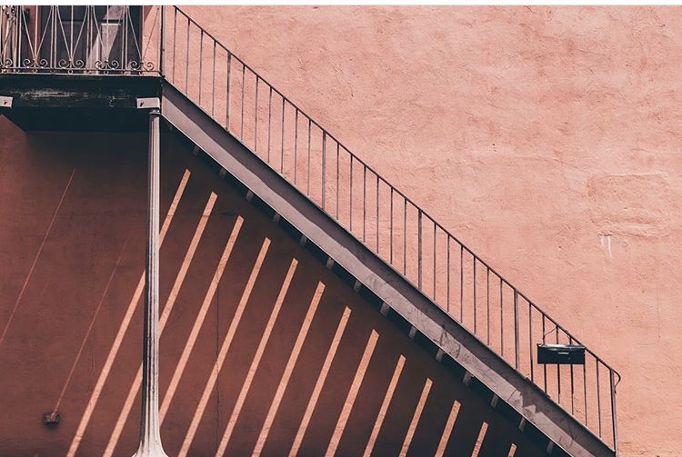 FABMyLife_'s tweet image. 💗🖤
Blush shades instantly say cosy. Pair it with dark deep tones to add depth.

.

#blushpink #deeptones #warmtones #paletteinapicture #colourscheme #colourinspiration #colourplay #colourlovers #interiordesigninspiration #fabmylifeinteriors #fabmylifebn1 
Image @unfoldenmedia