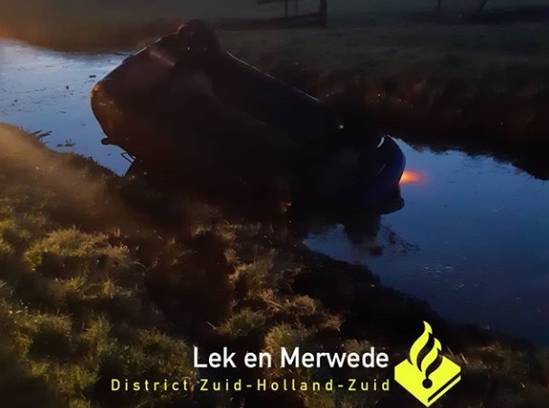 Auto in de sloot als gevolg van de gladheid -..