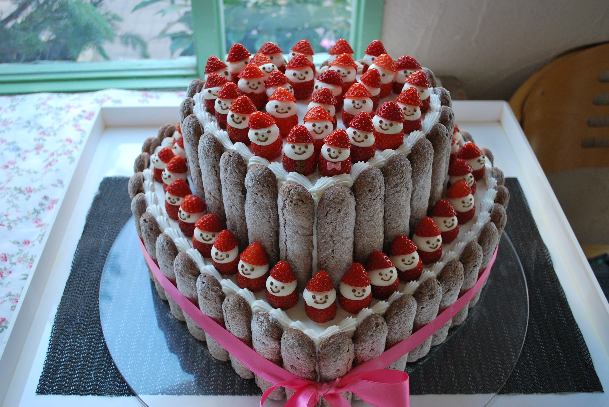 Twitter 上的 アトリエアニバーサリー Wedding Cake Report ハート型の2段ケーキ 周りはビスキュイ 全面には可愛い顔つき苺たちがデコレーションされています 上段一番手前の苺は新郎新婦らしくデザイン アトリエアニバーサリー ウェディングケーキ ゲスト