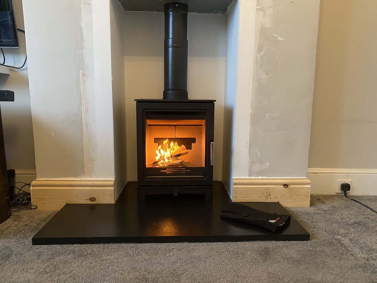 ben_exestoves's tweet image. Mi Fires Skiddaw 4.9 KW stove completed with Slate Hearth, Flue System and Chamber by Comfort Heating &amp;amp; Stoves @MIFlues_Jason