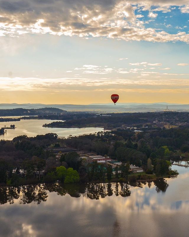 一週間の終わりに、首都キャンベラ @visitcanberraの美しい景色をお届けします🧡。 2/28（金）〜3/15（日）に開催の「エンライトン・フェスティバル」 #EnlightenFestival では、熱気球の祭典も含め楽しいイベントが目白押しです！
Photo: IG/fran_t