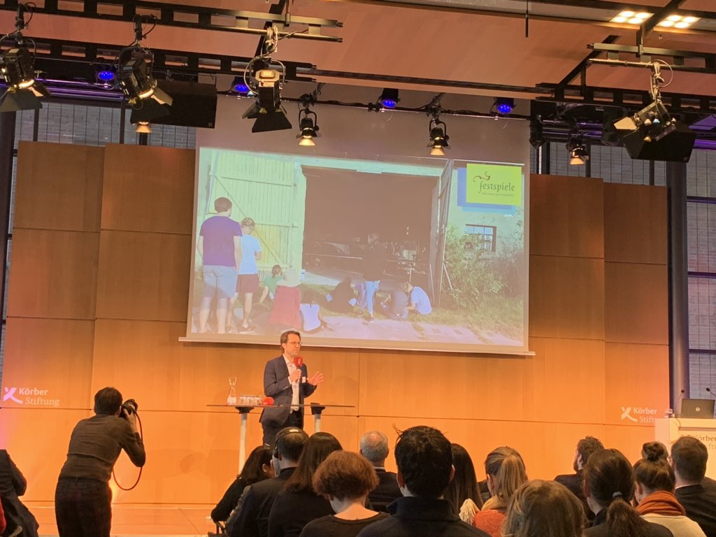 GMOrch's tweet photo. #TAOME20 bei @KoerberKultur ➡️ Markus Fein präsentiert drei kommunikative #Konzert Formate der #FestspieleMV. #MusicEducation ➡️ Projekte von und für Menschen. 👍👏@jungeohren @kultur_welten @KoerberGP https://t.co/CZca0EDwbJ