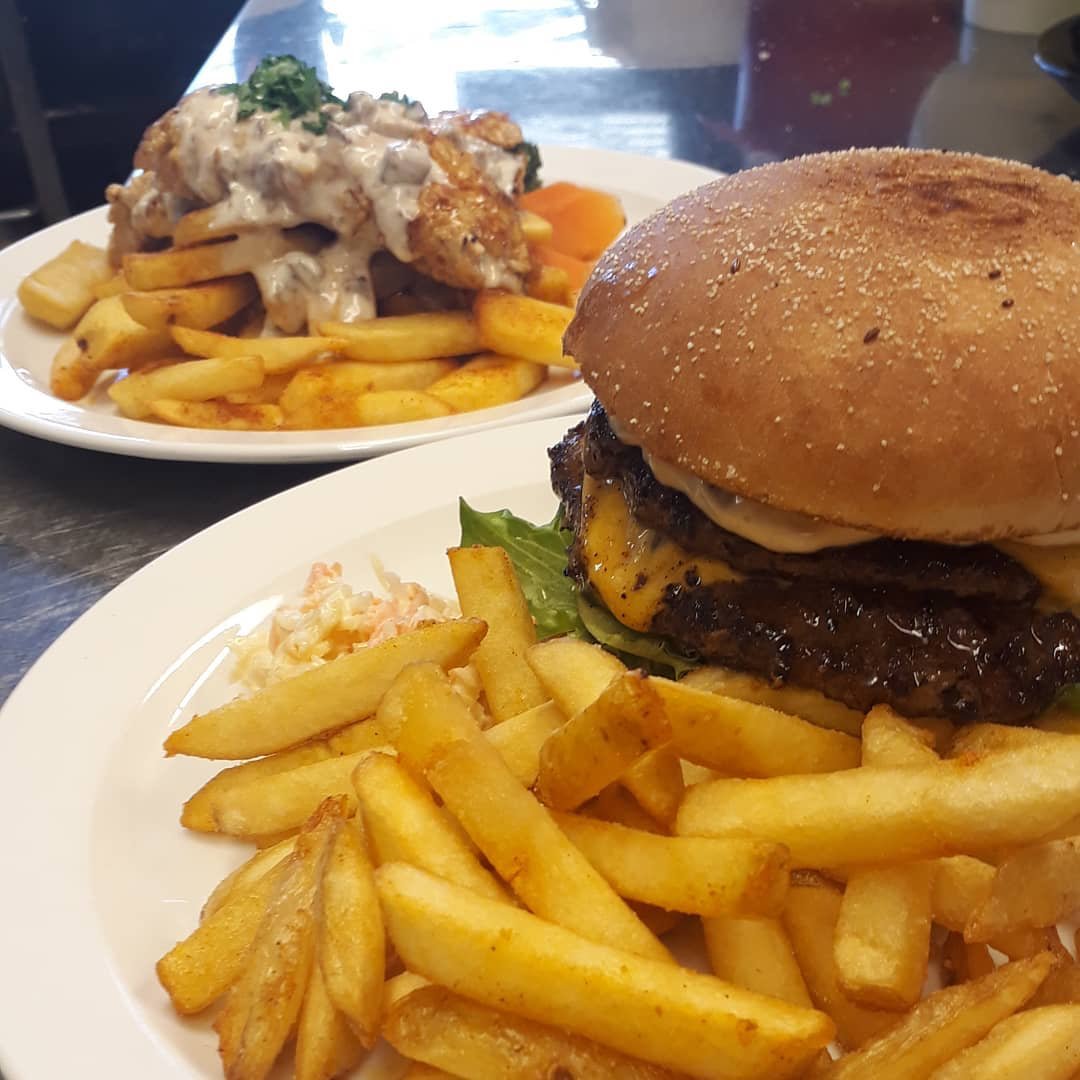 Love_Turku's tweet photo. Posted @withregram • @ravintolapippurimylly Tänään burgerille tai pihville? Me sanotaan joo! Myös kasvis- ja vegaanisia vaihtoehtoja.
#mitätänäänsyötäisiin #burgeri #hampurilainen #lehtipihvi #ravintolapippurimylly #ravintola #ravantit #loveturku #kissmyturku #martti #turku https://t.co/MvJmb82ZL2
