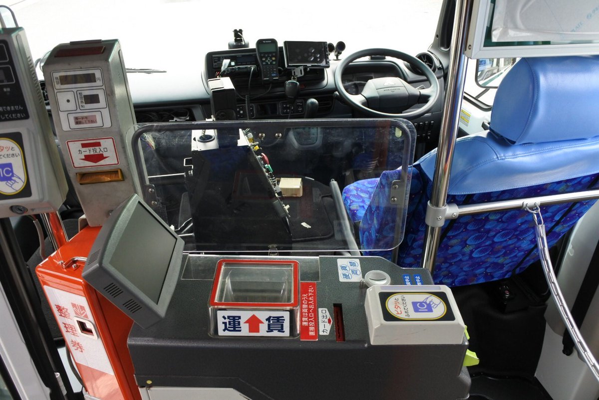 busgearterminal's tweet photo. ★バスギアターミナル・取材レポート★
三重交通桑名営業所で出番を待つ、
新型小型車両を見せて頂きました。
三菱ふそうのROSAですね！
一見レトロなのですが、最新の安全機能が満載。
(｡・ω・)デビューが待ち遠しいです(・ω・｡)ﾈｰ https://t.co/yN8gxkKwNB