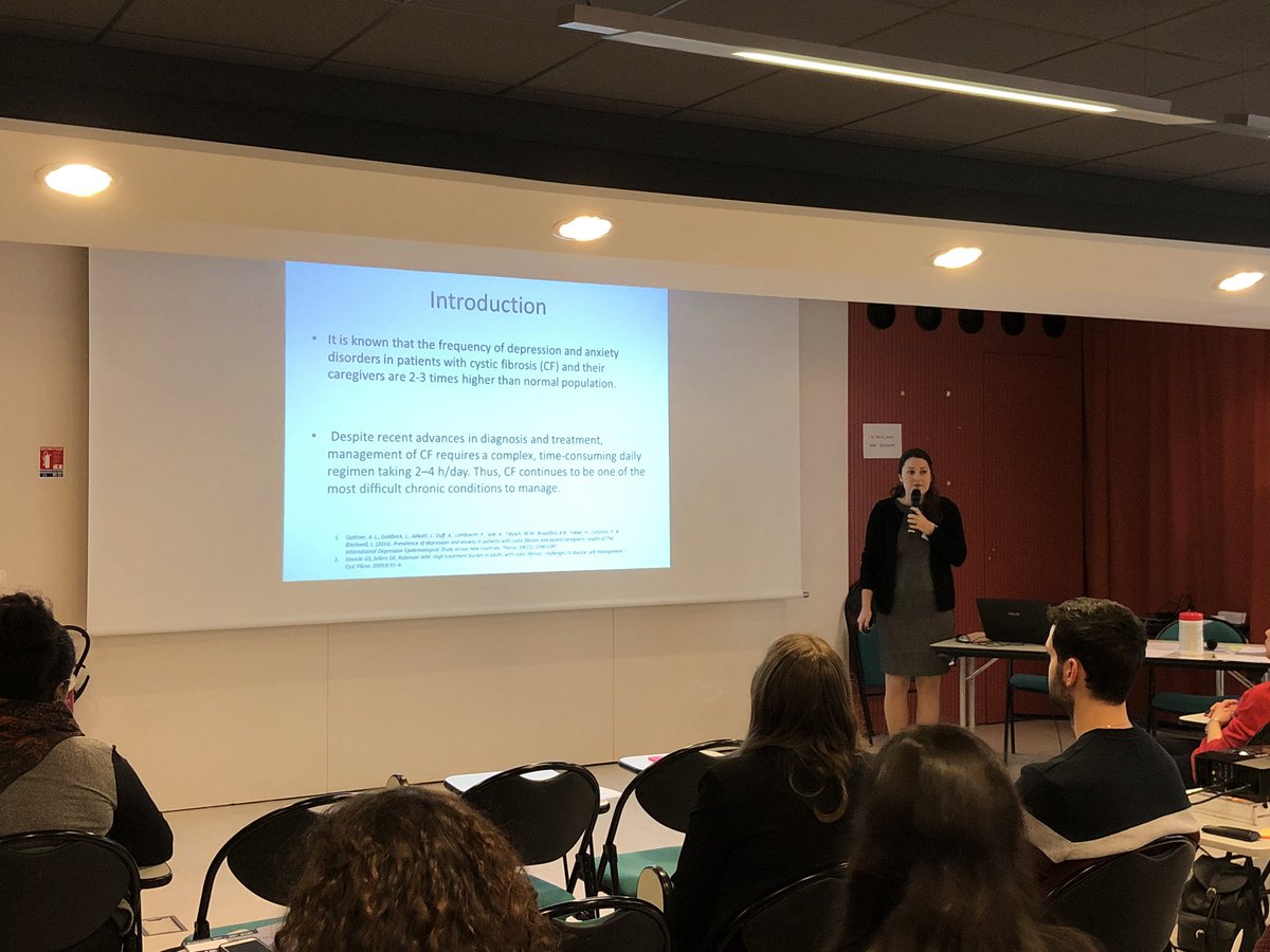 vaincrelamuco's tweet photo. [#MUCORecherche] #EYIM2020
Les risques de #dépression et d’#anxiété sont plus élevés chez les #patients et leurs #proches. Cansu Yilmaz Yegit évalue ces risques et détermine les facteurs de risque qui y sont liés. @paodecarli https://t.co/xJi9TrNL52