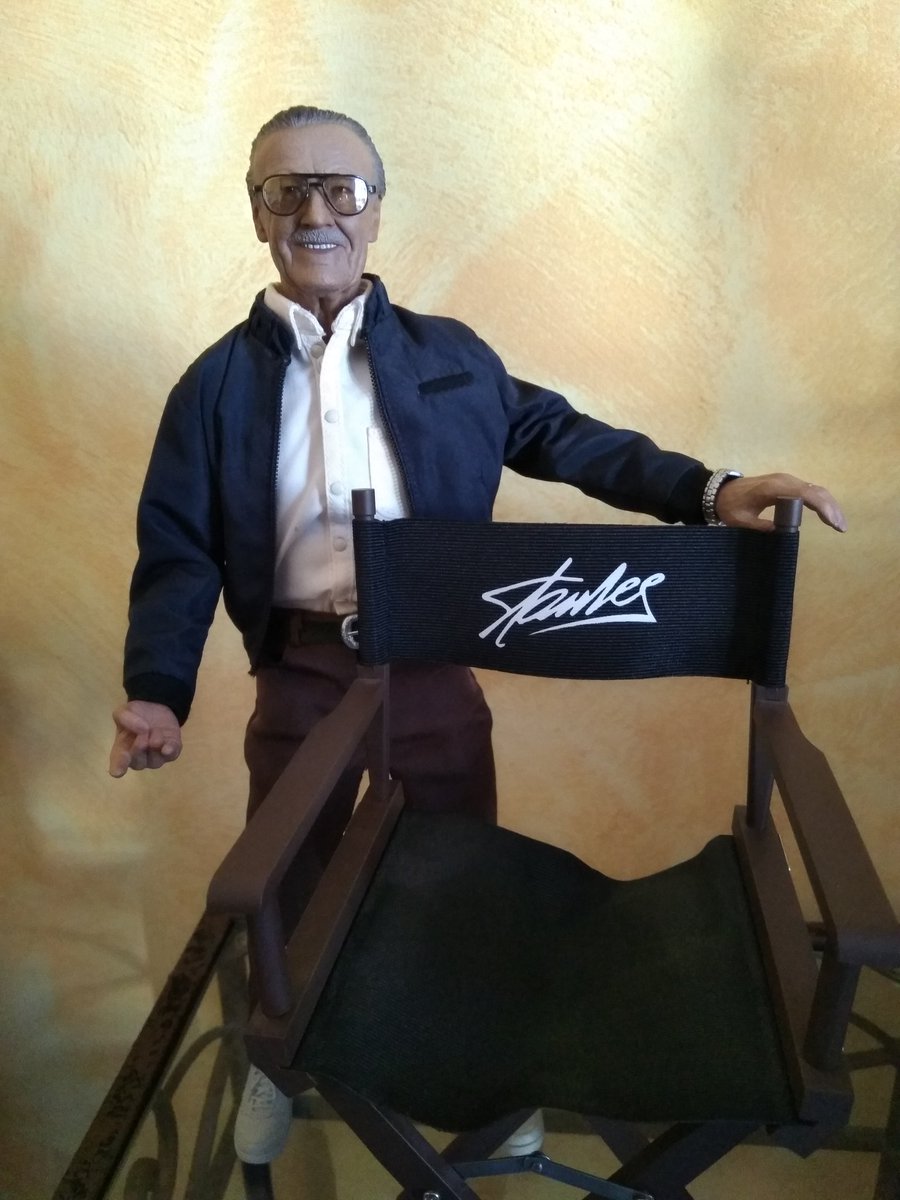 MarvelAddict2's tweet photo. Le 12 novembre 2018 à l'âge de 95 ans, @TheRealStanLee nous quittait.
Aujourd'hui, il est enfin près de moi grâce à @hottoysofficial. Maheureusement, je n'ai pas eu la chance de le rencontrer mais j'ai adoré vivre l'épopée de @3MarVell à sa rencontre.

 https://t.co/j7IxcRj9zU https://t.co/ifdwGVAp5l