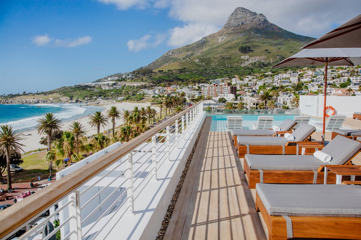 CeecesTravel's tweet photo. Okay! #Capetown, its the weekend! You know, I'm going to share another beautiful spot with you, from the #KoveCollection. This is the exclusive Roof-top Bar, at #TheMarly. Its called #Baptiste and I envision many a cocktail at this spot. Look at that view! #CeeInCpt 📸: #Baptiste https://t.co/pV00Z8rYkT