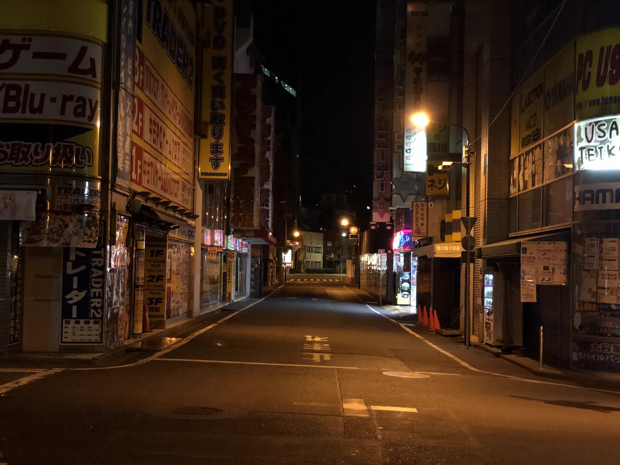 @urbex_34 秋葉原は実は深夜までやってる飲み屋も多いからカプセルホテル予約して深夜2時まで飲み歩いたらこんな風景になります。影使って遊ぶとすごく楽しいです。 