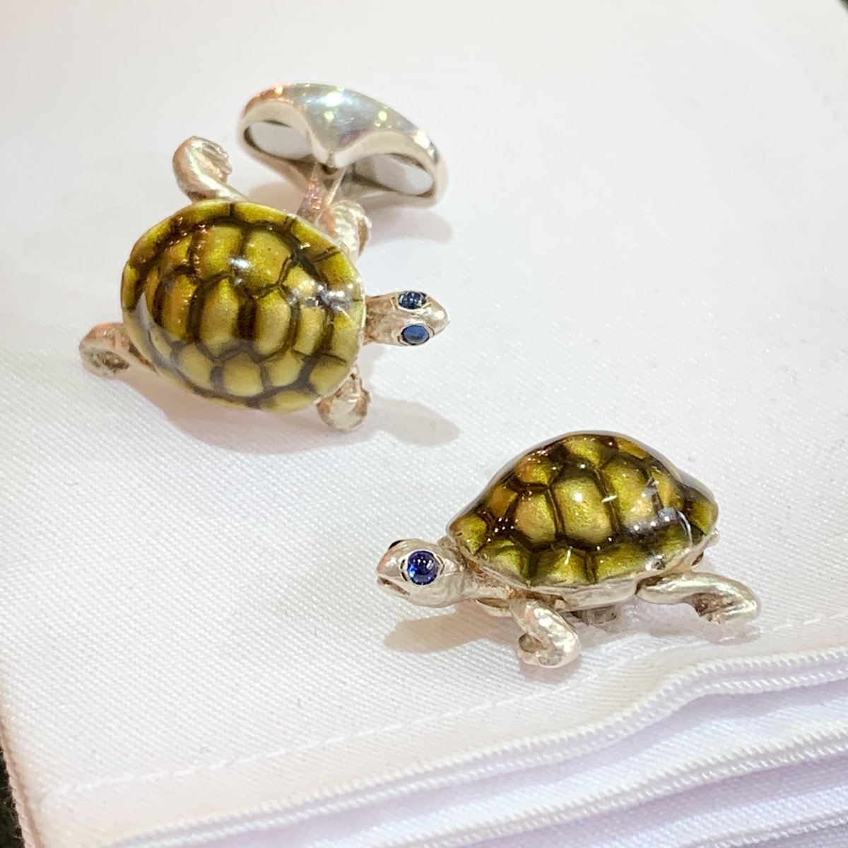HB_Jewellers's tweet photo. #SterlingSilver #tortoise #cufflinks by #DeakinAndFrancis. #guildford #jewellersguildford #shoplocal
#jewellery #jeweller #mensjewellery #silvercufflinks #enamelling #mensgifts #tortoises #reptiles #surrey #craftsmanship #british #cuffwear #bestofbritish #buybritish #dfclub https://t.co/n9IRsfhYxz